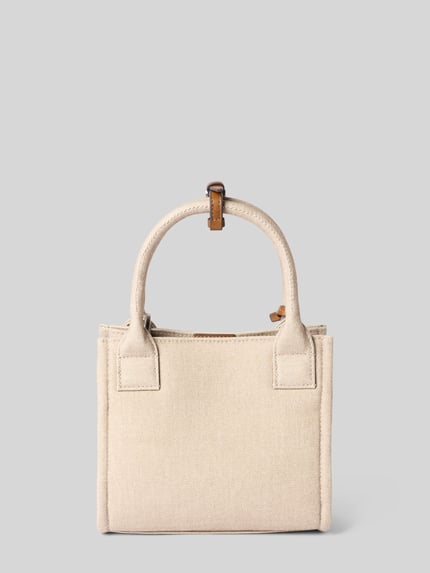 Produktfoto, Henkeltasche aus reiner Baumwolle mit Logo-Stitching von Marc O'Polo aus beigefarbenem Stoff mit glatter Textur auf grauem Hintergrund.