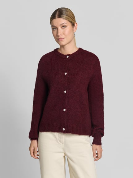 Vrouwenmodel draagt cardigan met alpacamix en ronde hals Model 'OTIA' van b.young in regular fit, materiaalmix, knoopsluiting, ruglengte 52 cm, mouwlengte 58 cm, Ganzkörperansicht van voren.