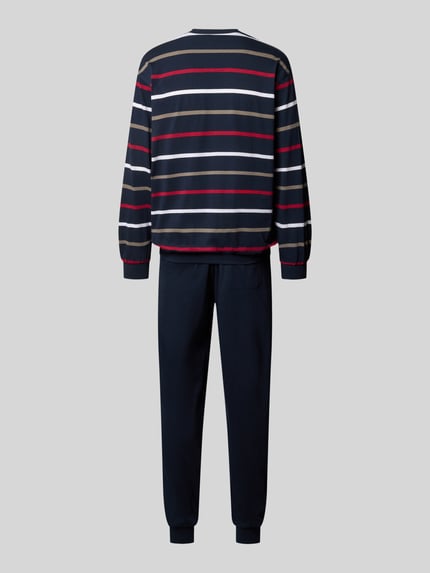 Mannenmodel draagt pyjama met ronde hals van GÖTZBURG 1889 in katoenmix, regular fit, all-over look, rugaanzicht.