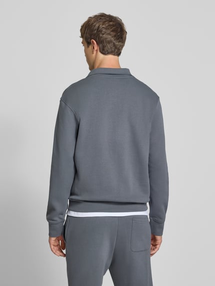 Männermodel trägt Regular Fit Sweatshirt aus Baumwoll-Mix Modell 'Soho' von JACK & JONES in Grau, elastische Abschlüsse, Ganzkörperansicht Rückansicht.