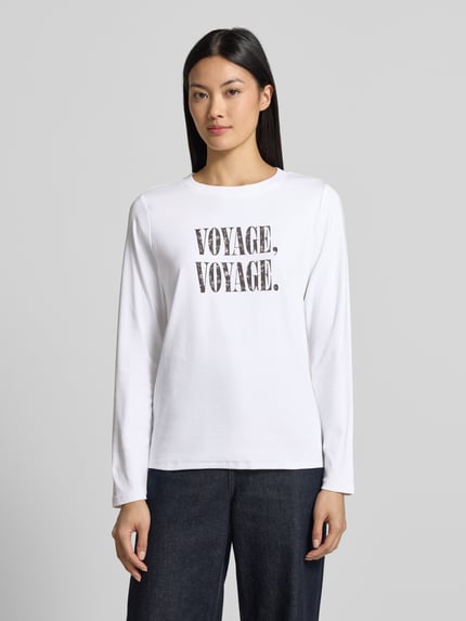 Frauenmodel trägt Longsleeve mit Statement-Print von COMMA, weißer Baumwoll-Elasthan-Mix, gerader Schnitt, Rundhalsausschnitt, Ganzkörperansicht von vorne.