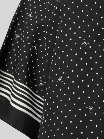 Frauenmodel trägt Minikleid mit Schlüssellochausschnitt Modell 'Brismar' von JOOP! Collection, schwarz mit weißen Punkten, Baumwoll-Modal-Mix, Nahaufnahme Detailaufnahme.