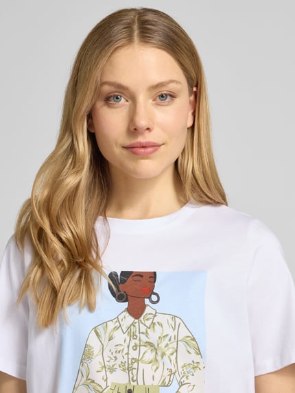 Modelka kobieca nosi Relaxed Fit T-Shirt aus reiner Baumwolle von s.Oliver RED LABEL, kolor biały, nadruk z motywem, krótki rękaw, jersey, bawełna, widok na górną część ciała z przodu.