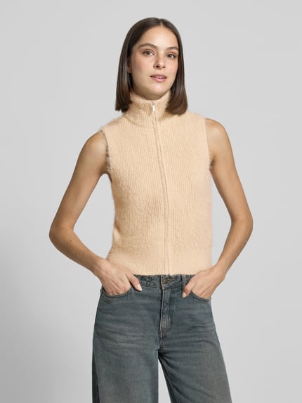 Frauenmodel trägt Regular Fit Weste mit Baumwoll-Anteil von zero in Beige, Stehkragen, Zipper, ärmellos, Material-Mix, Ganzkörperansicht von vorne.