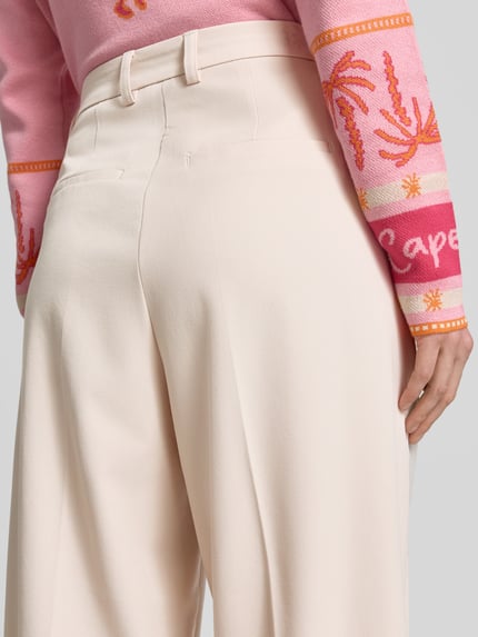 Vrouwenmodel draagt Straight Fit Cropped broek met persplooien van Smith and Soul, materiaalmix met viscose, detailopname rugaanzicht.