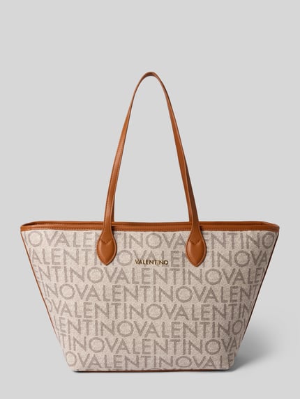 Produktfoto, Shopper mit Logo-Muster und Label-Applikation von VALENTINO BAGS, beżowy materiał z brązowymi uchwytami, struktura płócienna, Szerokość w rozmiarze 1: 50 cm, długość: 28 cm, głębokość: 14 cm, długość paska na ramię: 49 cm