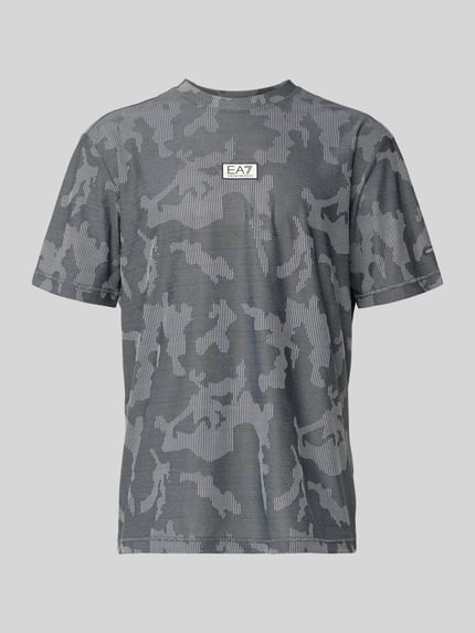 Männermodel trägt T-Shirt mit Rundhalsausschnitt und Label-Detail von EA7 Emporio Armani, grauer Camouflage-Look, Regular-Fit, Material-Mix mit Stretch-Anteil, Rückenlänge bei Größe M 69 cm, Ganzkörperansicht Rückansicht.