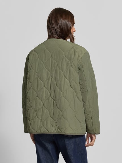 Männermodel trägt Wendejacke mit Rundhalsausschnitt von camel active, olivgrün, gesteppte Struktur, krój regular fit, Ganzkörperansicht Rückansicht