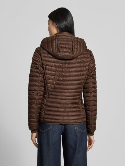 Vrouwenmodel draagt Slim Fit gewatteerd jack met capuchon, tweewegritssluiting, ritszakken, elastische mouwboorden, camel active, Ruglengte maat 36: 61 cm, Schouderbreedte: 45 cm, Borstwijdte: 47 cm, Mouwlengte: 66 cm, Slim Fit Steppjacke mit Zweiwege-Reißverschluss van camel active, volledige rugaanzicht.