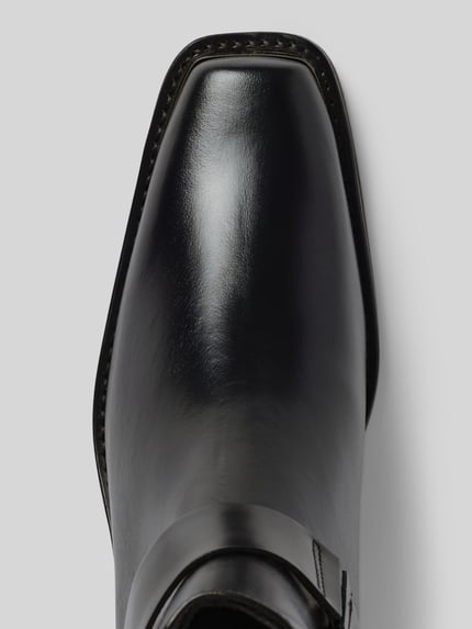 Produktfoto, Biker Boots aus echtem Leder von Anine Bing, schwarzes Glattleder, eckige Form, Ziernähte, Nieten, Blockabsatz, Nahaufnahme Vorderfuß