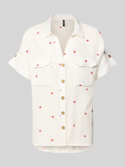 Productfoto, Comfort Fit Bluse aus reiner Viskose Modell 'BUMPY' von Vero Moda met all-over motief, overhemdkraag, V-hals, knoopsluiting, borstzakken en fijne geweven structuur in zuiver viscose, kleur: offwhite met rode hartjes