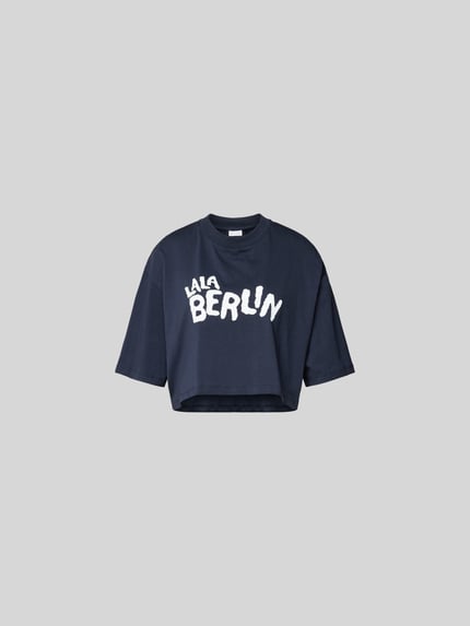 Produktfoto, Cropped T-Shirt mit Logo-Print von Lala Berlin in Dunkelblau, Reine Baumwolle, Rundhalsausschnitt, Halbarm, Rückenlänge 38 cm