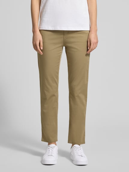 Modelka nosi Hose mit Eingrifftaschen Modell 'Mary' von Brax, bawełniany miks z lyocellem, krój regular fit, widok całej sylwetki z przodu. Szerokość w rozmiarze 36: 41 cm, długość wewnętrzna nogawki: 81 cm.