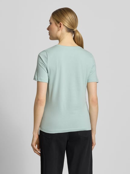 Frauenmodel trägt Damen T-Shirt mit Rundhalsausschnitt von Christian Berg Woman aus Reine Baumwolle, Regular-Fit, 1/2-Arm, Rückenlänge 60 cm, Ganzkörperansicht Rückansicht.