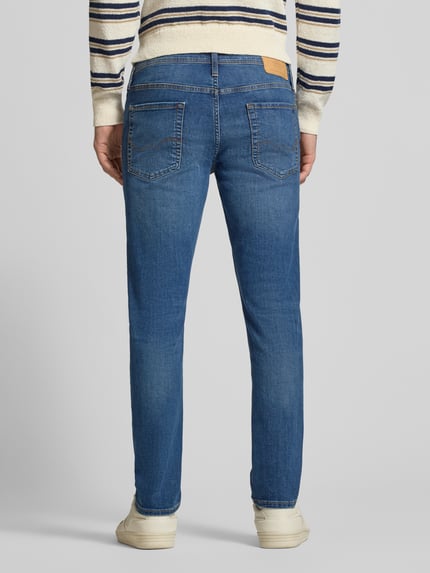 Mężczyznamodel nosi Slim Fit Jeans Modell 'GLENN' od JACK & JONES, mieszanka bawełny z dodatkiem streczu, wpuszczane kieszenie, szerokość w rozmiarze 32/32: 41 cm, długość wewnętrzna nogawki: 75 cm, widok całopostaciowy z tyłu.
