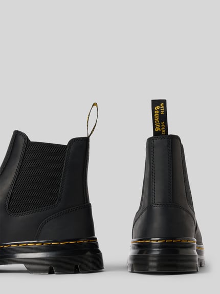 Productfoto, Chelsea Boots aus echtem Leder mit Ziernaht van Dr. Martens, heren chelsea boots in zwart echt leer met siernaad, afgerond model, treklussen, profielzool, hakhoogte maat 44: 5 cm, schachthoogte maat 44: 13 cm, schachtbreedte maat 44: 10 cm