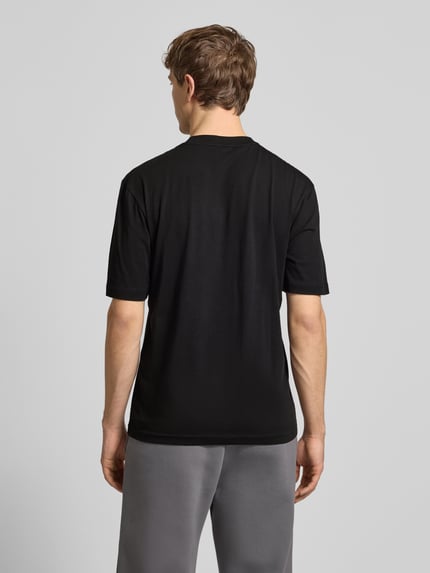 Männermodel draagt Regular Fit T-shirt uit pure katoen Model 'NIEROFIX_U261' van HUGO, look: effen, korte mouw, rugaanzicht, motiefprint.