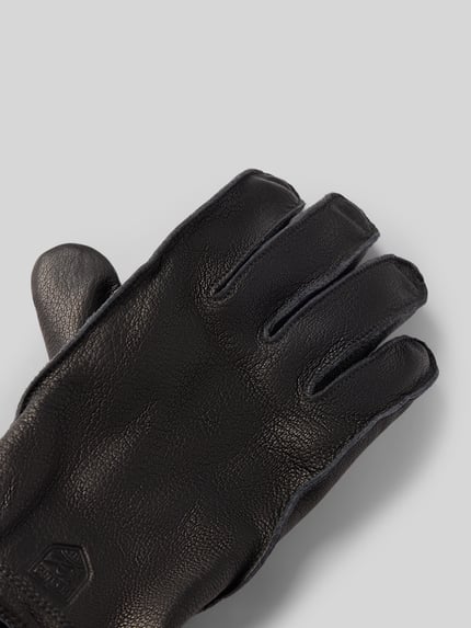 Productfoto, Handschoenen uit echt leer model 'Jon' van Hestra, zwart, glad oppervlak met zichtbaar labeldetail, heren handschoen