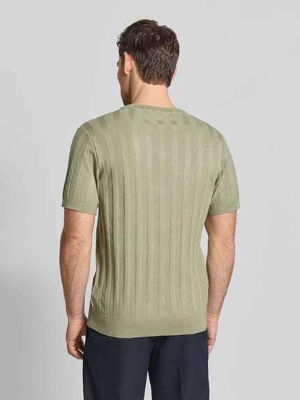 Männermodel trägt Strickshirt aus Viskose-Mix mit Rundhalsausschnitt von Lindbergh, Regular-Fit, Ripp-Optik, Rückenlänge 69 cm, Ganzkörperansicht Rückansicht.