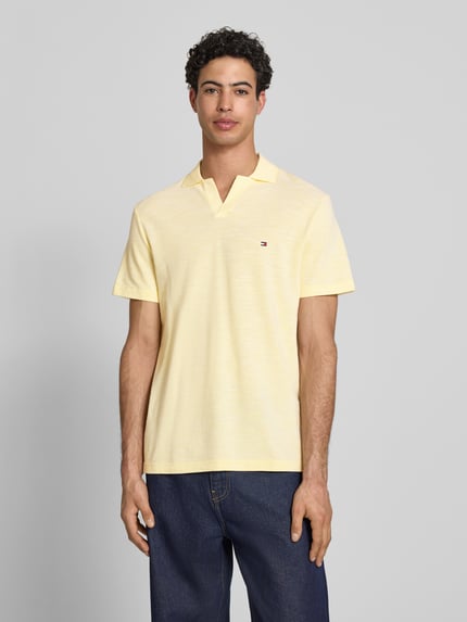 Mannenmodel draagt Regular Fit poloshirt uit puur katoen van Tommy Hilfiger, melangelook, logostitching, polokraag, korte mouw, geheelvooraanzicht bovenlichaam.