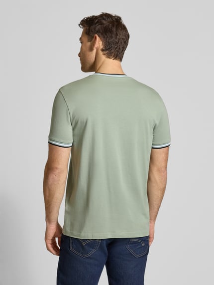 Männermodel trägt T-Shirt mit Kontraststreifen und Rundhalsausschnitt von Christian Berg Men, Baumwoll-Elasthan-Mix, Regular-Fit, Rückenlänge 71 cm bei Größe M, Ganzkörperansicht Rückansicht.