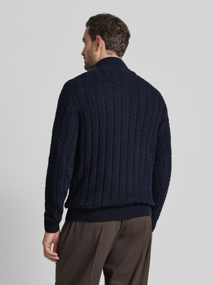 Männermodel trägt Strickpullover mit gerippten Abschlüssen von Fynch-Hatton in Dunkelblau, Baumwoll-Woll-Mix, Regular-Fit, Rückenlänge 69 cm, Stehkragen, kurze Knopfleiste, Ganzkörperansicht Rückansicht.