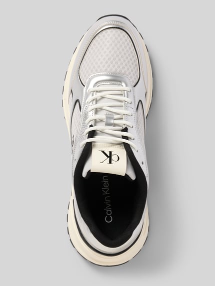 Produktfoto, Sneaker mit Label-Detail von Calvin Klein Jeans, weißer Material-Mix, abgerundete Spitze, Schnürverschluss, strukturierte Sohle, Absatzhöhe 3 cm, Schafthöhe 4 cm, Schaftweite 6 cm