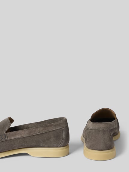 Produktfoto, Loafers met gladde zool model 'Velluto' van JOOP! SHOES in grijs suède met siergarnering, afgeronde pasvorm, hakhoogte 3 cm, schachthoogte 7 cm, schachtbreedte 6 cm, voor heren