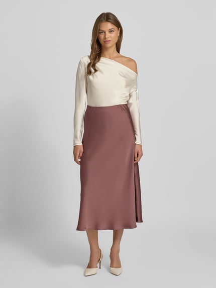 Frauenmodel trägt Regular Fit Bluse im One-Shoulder-Look Modell 'HASBRIN' von Lauren Ralph Lauren aus Satin, Ganzkörperansicht von vorne. Damen Bluse, Rückenlänge bei Größe S 52 cm, Ärmellänge 63 cm, cremeweiß und edle Haptik.