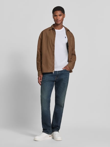 Männermodel trägt Regular Fit T-Shirt-Set aus reiner Baumwolle von Polo Ralph Lauren in Weiß, kombiniert mit Jeans, Ganzkörperansicht von vorne. Herren T-Shirt-Set von Polo Ralph Lauren.