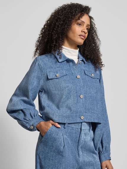 Frauenmodel trägt Blazer mit Knopfleiste Modell 'vally' von Gestuz in Blau, Regular-Fit, Hemdblusenkragen, Brusttaschen, Nahaufnahme Oberkörper. Rückenlänge 48 cm, Brustweite 42 cm, Ärmellänge 65 cm bei Größe 36.