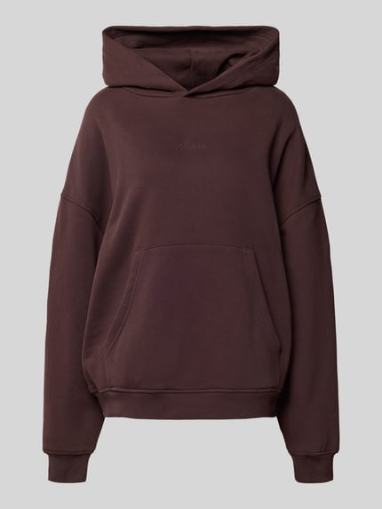 Produktfoto, Hoodie mit rückseitigem Print Modell 'Good Karma Wave' von OH APRIL aus dunkelbraunem Baumwoll-Mix, oversized, Känguru-Tasche