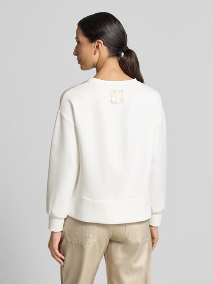 Frauenmodel trägt Regular Fit Sweatshirt aus Baumwoll-Mix mit Schurwoll-Anteil von Marc Cain, Strick-Optik, beige Töne, Ganzkörperansicht Rückansicht.