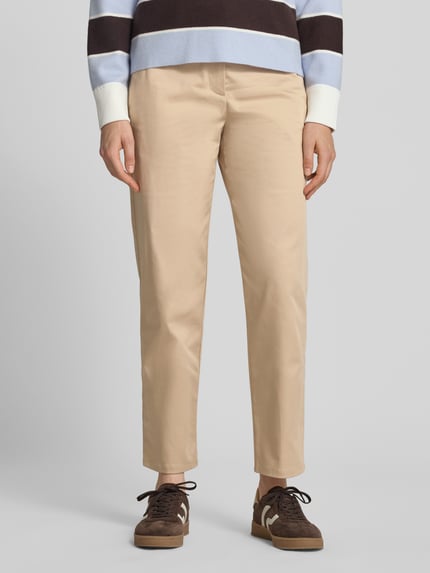 Vrouwenmodel draagt Straight Fit Chino uit katoenmix van Lacoste in beige, fijne structuur, meisjes straight fit chino van Lacoste, close-up onderlichaam, Ganzkörperansicht van voren.