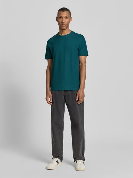 Mannenmodel draagt T-Shirt met Rundhalsausschnitt van MCNEAL, katoen, slim fit, ronde hals, lengte rug maat M 68 cm, volledige vooraanzicht.