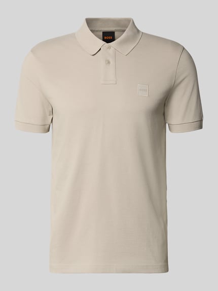 Produktfoto, Slim Fit Poloshirt aus Baumwoll-Mix von BOSS Orange, Optik: Unifarben, Label-Patch, Polokragen, Kurzarm, Piqué Materialverarbeitung.