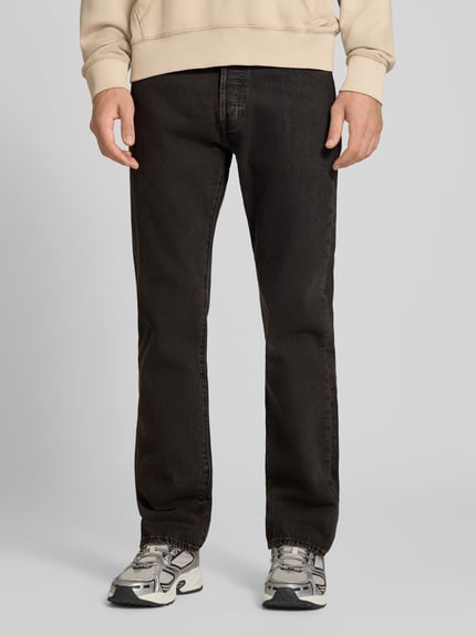 Mężczyzna nosi czarne jeansy Wide & Loose Fit Jeans aus reiner Baumwolle Modell '501®' od Levi's®, Herren Wide & Loose Fit Jeans, widok całej sylwetki z przodu