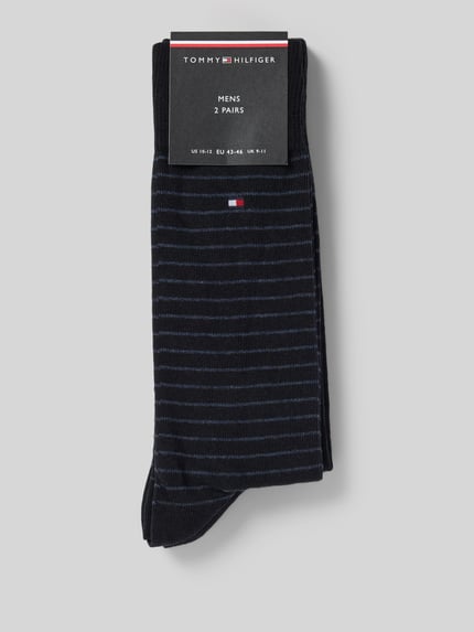 Produktfoto, Socken im 2er-Pack von Tommy Hilfiger für Herren aus dunkler Baumwollmischung mit Stretch-Anteil, schmale Streifen, Logo-Stickerei, elastischer Bund, verstärkte Belastungszonen