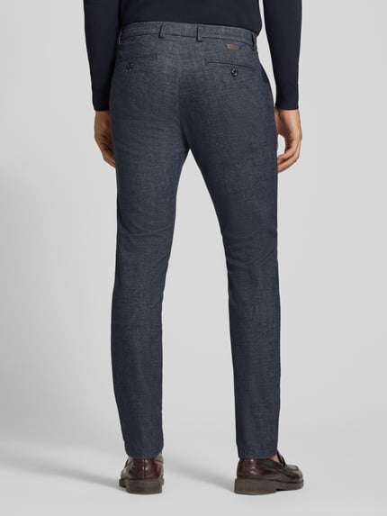 Männermodel trägt Modern Fit Hose mit Eingrifftaschen von bugatti, fein strukturierter Baumwoll-Mix in Dunkelblau, Ganzkörperansicht Rückansicht. Kontext: Herren Hose aus Baumwoll-Mix mit Viskose-Anteil, Bundweite 42 cm, Innenbeinlänge 81 cm.