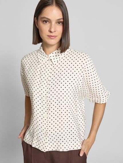 Vrouwenmodel draagt regular fit blouse met korte mouwen van modalmix met polkadots, Regular Fit Kurzarmbluse aus Modal-Mix Modell 'Farise polkadot' van OPUS, Dames, vooraanzicht borsthoogte.