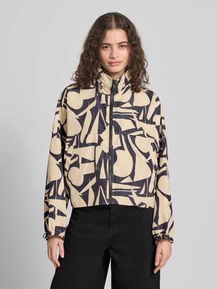 Frauenmodel trägt Oversized Hemdjacke mit Allover-Muster Modell 'BETTY BATSLEEVE' von Only in grafischem Design, Nahaufnahme Oberkörper.