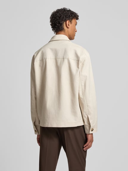 Männermodel trägt Regular Fit Hemdjacke aus Leinen-Baumwoll-Mix Modell 'LEWIS' von SELECTED HOMME in Beige, uni, Ganzkörperansicht Rückansicht.