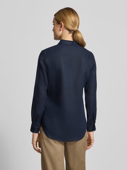 Frauenmodel trägt Relaxed Fit Leinenhemd aus reinem Leinen von Lauren Ralph Lauren in Dunkelblau, unifarben, langarm, Ganzkörperansicht Rückansicht.