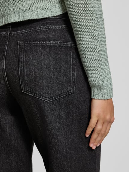 Frauenmodel trägt Loose Fit Jeans aus reiner Baumwolle Modell 'TOLEDO' von ONLY in Dunkelgrau mit sichtbarer Taschenstruktur, Nahaufnahme Rückansicht. Damen Wide & Loose Fit Jeans von ONLY.