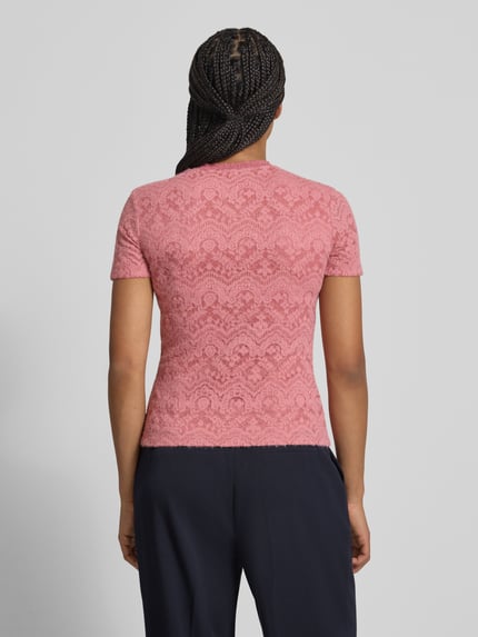 Modelka nosi T-Shirt aus Spitze mit Rundhalsausschnitt von Jake*s Collection, różowy, mieszanka materiałów z dodatkiem streczu, krój slim fit, koronka, okrągły dekolt, długość tyłu w rozmiarze S: 55 cm, całkowity widok z tyłu.