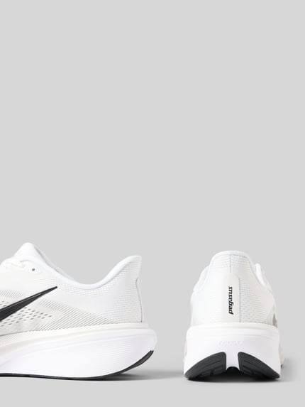 Produktfoto, Herren Sneaker mit Logo-Print, abgerundete Passform, Schnürverschluss, Modell 'Pegasus' von Nike, Absatzhöhe 5 cm, Schafthöhe 6 cm, Schaftweite 10 cm, weiße Oberfläche mit schwarzen Details, glatte und strukturierte Texturen.