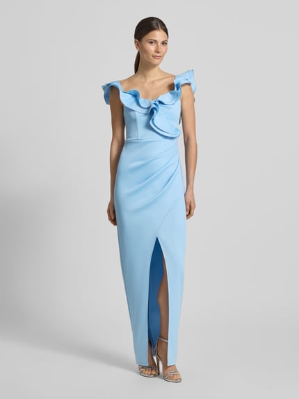 Vrouwenmodel draagt Slim Fit Maxikleid mit Gehschlitz van Lipsy in lichtblauw, elastische materiaalmix, plooien, mouwloos design, loopsplit, ganzlichaamsvooraanzicht.