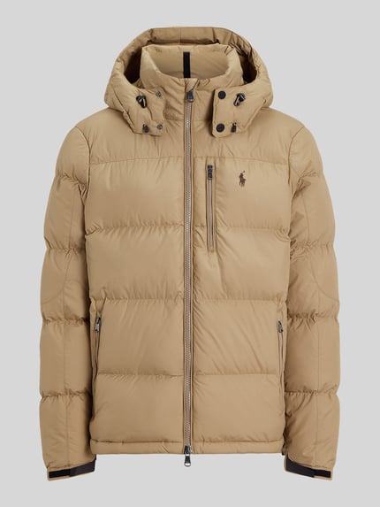 Produktfoto, beige Regular Fit Daunenjacke mit Logo-Stitching von Polo Ralph Lauren, glatte und gesteppte Textur, Herren Daunenjacke von Polo Ralph Lauren