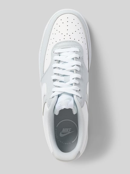 Produktfoto, Sneaker mit Logo-Detail Modell 'Court Vision' von Nike in Weiß und Grau, abgerundete Passform, Schnürverschluss, Herren Sneaker, Absatzhöhe 3 cm, Schafthöhe 7 cm, Schaftweite 6 cm, sportliche Textur