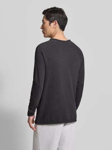 Mannenmodel draagt Regular Fit pullover met ronde hals model 'Sonoma' van American Vintage in antraciet, puur katoen, ruglengte maat M 66 cm, ganzlichaamsaanzicht achterkant.